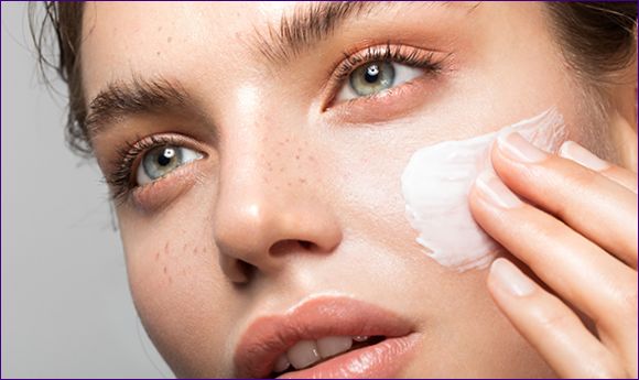 Fuktighetsgivende huden rundt øynene: funksjoner og regler, vurdering av de 10 beste rettsmidler