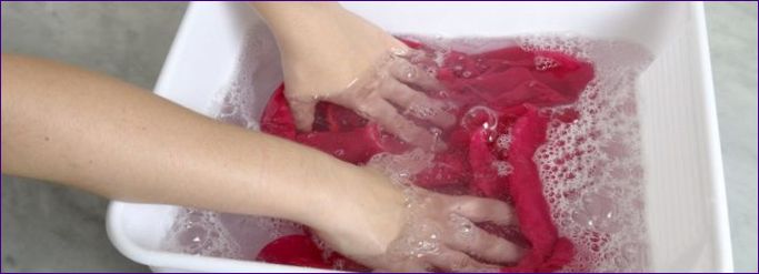 Hvordan vaske viskose for hånd og i vaskemaskin-vasking, tørking, stryking